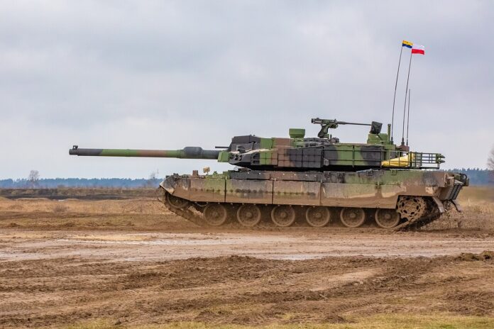 Ein polnischer Kampfpanzer K2 Black Panther während einer Übung 2023.