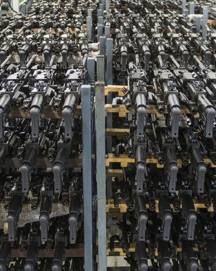 Ein Vorrat an Negev UX LMGs, bereit zur Auslieferung. [IWI]