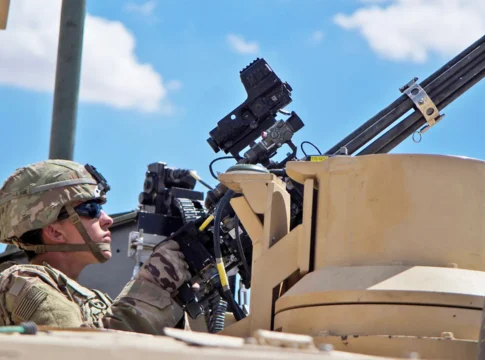 1st Armored Division testet Abrams mit Minigun gegen Drohnen 11 Die auf der Richtschützenluke des Abrams lafettierte M134 Minigun.