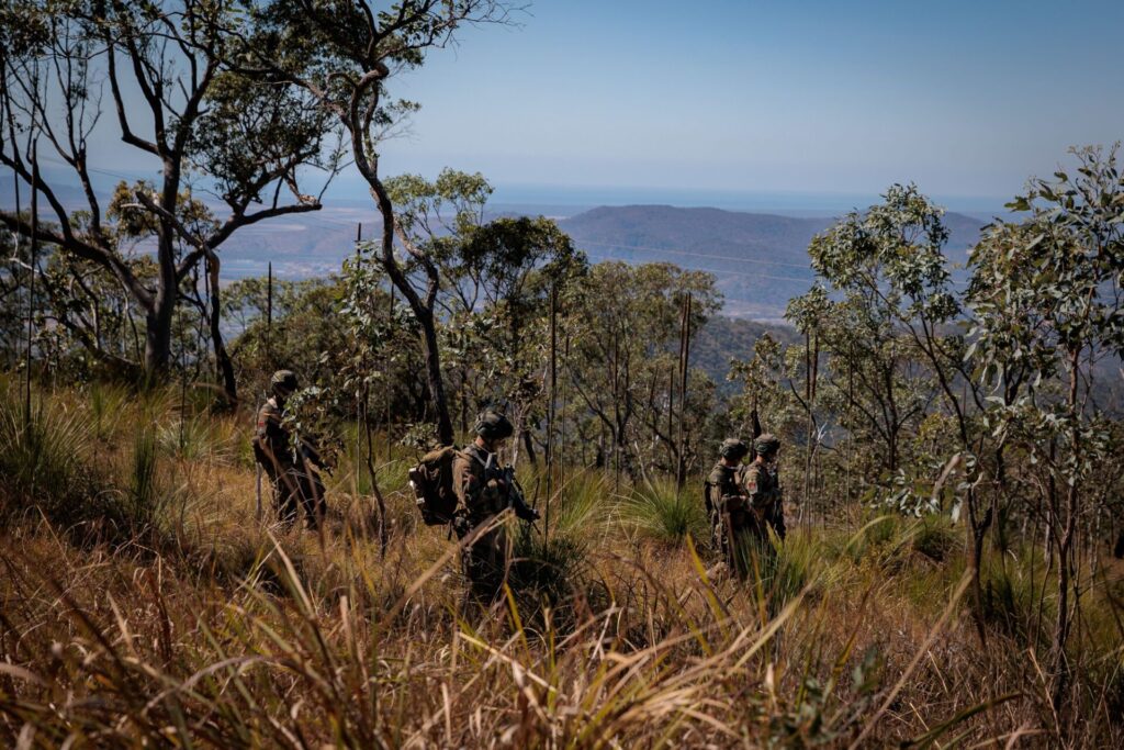Soldaten des Fallschirmjägerregiments 26 aus Zweibrücken üben zu Beginn der Übung Talisman Sabre 25 im australischen Gelände, um sich an die Bedingungen zu gewöhnen.
