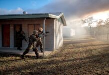 Nach 40 Kilometern Anmarsch kämpfen deutsche Soldaten bei der Übung Talisman Sabre 25 eine Ortschaft frei.