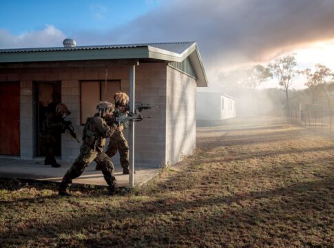 Übung Talisman Sabre 2025 in Australien erfolgreich beendet 8 Nach 40 Kilometern Anmarsch kämpfen deutsche Soldaten bei der Übung Talisman Sabre 25 eine Ortschaft frei.