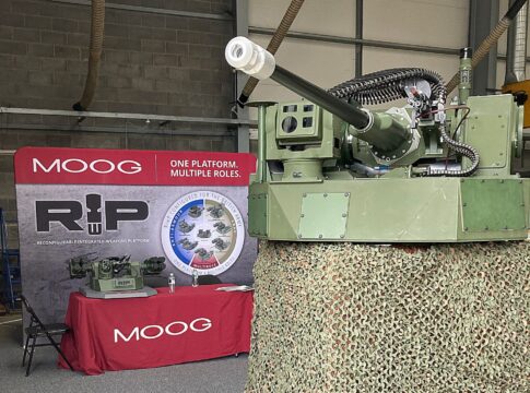Die Reconfigurable Integrated-weapons Platform von Moog mit der Bushmaster Mk 44.