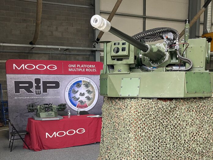 Die Reconfigurable Integrated-weapons Platform von Moog mit der Bushmaster Mk 44.