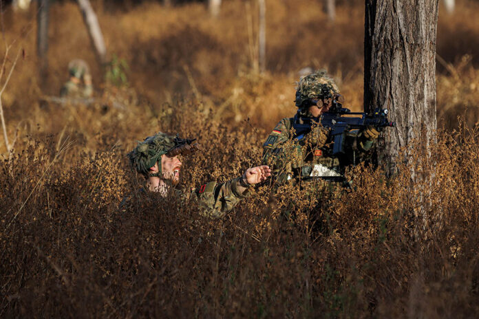Um die deutschen Fallschirmjäger bei ihrem Angriff zu unterstützen, erhält der Soldat Anweisungen für das Deckungsfeuer (Foto @ Bundeswehr/Marco Dorow)