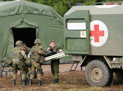 Bei der ILÜ San demonstriert der Sanitätsdienst der Bundeswehr die gesamte Rettungskette.