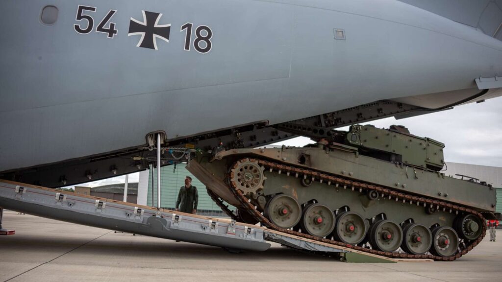 SPz Puma fliegt im A400M mit 6 Der „nackige“ PUMA, ohne die seitliche Reaktivpanzerung. So ist er leichter und schmaler und passt in den A400M. (Foto © Bundeswehr/Julia Dahlmann)