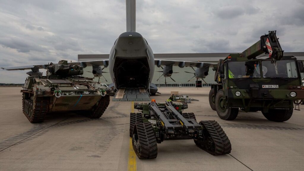 SPz Puma fliegt im A400M mit 7 Bei dem Experiment wurden auch Hilfsmittel wie das Luftlandeumschlaggerät 1,2 t Crayler genutzt. Das ist ein kompaktes, kraftvolles Gerät, mit dessen Hilfe man Ladung löschen kann – sogar einen Puma ohne eigenen Antrieb. (Foto © Bundeswehr/Julia Dahlmann)