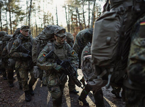 Nicht nur moderne und fordernde Ausbildungsprogramme, sondern auch eine angemessene persönliche Ausstattung motivieren die jungen Rekrutinnen und Rekruten für den Dienst in den Streitkräften ( Foto © Bundeswehr/Jana Neumann)