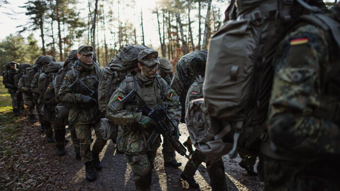 Nicht nur moderne und fordernde Ausbildungsprogramme, sondern auch eine angemessene persönliche Ausstattung motivieren die jungen Rekrutinnen und Rekruten für den Dienst in den Streitkräften ( Foto © Bundeswehr/Jana Neumann)