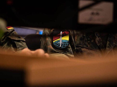 Cyberoperationen sind militärische Operationen. Sie können durch das Zentrum Cyber-Operationen der Bundeswehr mit hoch spezialisiertem Personal und unter Geheimhaltung durchgeführt werden. (Foto Bundeswehr/Stefan Uj)