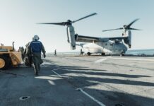 Ein Kipprotorflugzeug vom Typ MV-22 Osprey der 22nd Marine Expeditionary Unit an Bord der USS Iwo Jima während der Vorbereitung auf den aktuellen USMC-Einsatz in der Karibik.