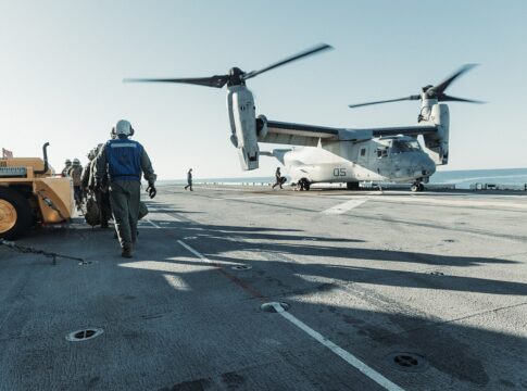 USMC beklagt mangelnde Verfügbarkeit amphibischer Schiffe 4 Ein Kipprotorflugzeug vom Typ MV-22 Osprey der 22nd Marine Expeditionary Unit an Bord der USS Iwo Jima während der Vorbereitung auf den aktuellen USMC-Einsatz in der Karibik.