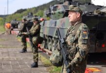 Soldaten vom Heimatschutzregiment 1 bewachen die Verladestelle bei einer Bahnverladung während der Heimatschutzübung National Guardian 2024