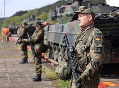 Soldaten vom Heimatschutzregiment 1 bewachen die Verladestelle bei einer Bahnverladung während der Heimatschutzübung National Guardian 2024