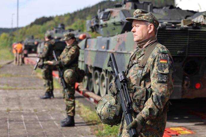 Soldaten vom Heimatschutzregiment 1 bewachen die Verladestelle bei einer Bahnverladung während der Heimatschutzübung National Guardian 2024