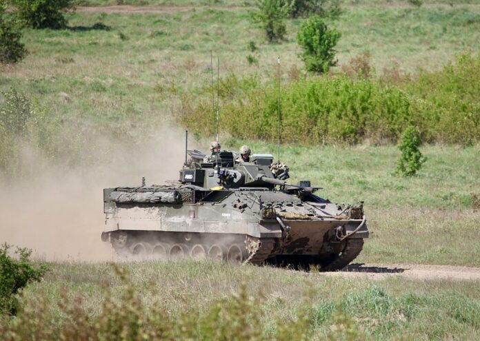 Ein Schützenpanzer Warrior während der Übung Immediate Response 24 in Polen.