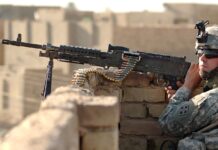 Das M240 wird bei der U.S. Army wie hier 2006 im Irak auf Zugebene sowie als Bordwaffe in Fahrzeugen und Hubschraubern eingesetzt.
