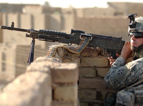 Das M240 wird bei der U.S. Army wie hier 2006 im Irak auf Zugebene sowie als Bordwaffe in Fahrzeugen und Hubschraubern eingesetzt.
