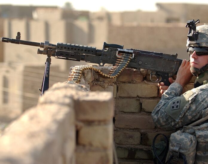 Das M240 wird bei der U.S. Army wie hier 2006 im Irak auf Zugebene sowie als Bordwaffe in Fahrzeugen und Hubschraubern eingesetzt.