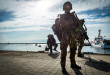 Soldaten des Seebataillons im Hafen von Sassnitz während der militärischen Evakuierungsübung Schneller Adler 2022.