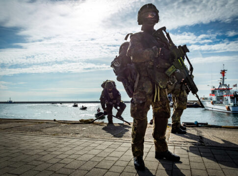 Soldaten des Seebataillons im Hafen von Sassnitz während der militärischen Evakuierungsübung Schneller Adler 2022.