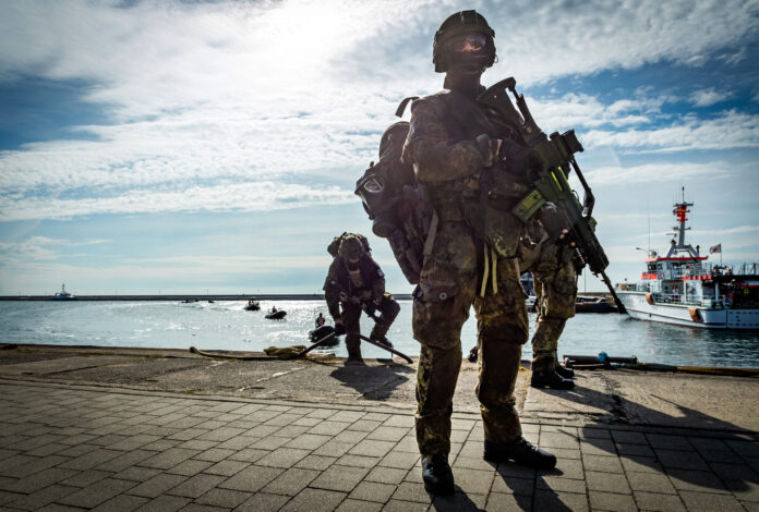 Soldaten des Seebataillons im Hafen von Sassnitz während der militärischen Evakuierungsübung Schneller Adler 2022.