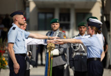 Mehr Soldaten durch Neuen Wehrdienst: Eine Rekrutin und Rekruten der Fahnenabordnung leisten stellvertretend ihren Diensteid beim Feierlichen Gelöbnis anlässlich des 81. Jahrestages des Deutschen Widerstands auf dem Paradeplatz im BMVg in Berlin.