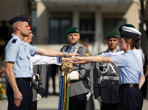 Neuer Wehrdienst: 142.000 weitere Soldaten bis 2030 geplant 15 Mehr Soldaten durch Neuen Wehrdienst: Eine Rekrutin und Rekruten der Fahnenabordnung leisten stellvertretend ihren Diensteid beim Feierlichen Gelöbnis anlässlich des 81. Jahrestages des Deutschen Widerstands auf dem Paradeplatz im BMVg in Berlin.