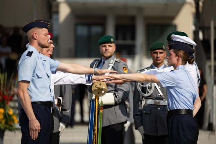 Mehr Soldaten durch Neuen Wehrdienst: Eine Rekrutin und Rekruten der Fahnenabordnung leisten stellvertretend ihren Diensteid beim Feierlichen Gelöbnis anlässlich des 81. Jahrestages des Deutschen Widerstands auf dem Paradeplatz im BMVg in Berlin.