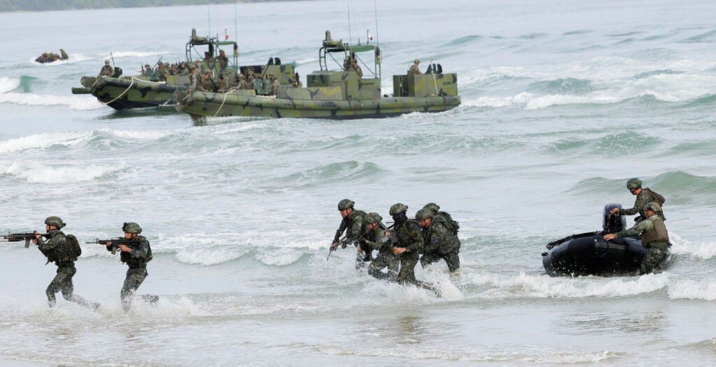 Alon 2025: zweite australisch-philippinische Übung endet 5 Philippinische Marineinfanteristen gehen bei San Vincente an Land.