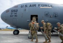 Fallschirmjäger der 11th Airborne Division aus Alaska besteigen eine C-17 für den Flug nach Australien zur Übung Talisman Sabre 2025.