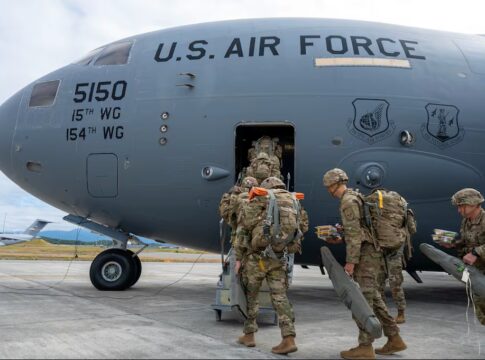 Fallschirmjäger der 11th Airborne Division aus Alaska besteigen eine C-17 für den Flug nach Australien zur Übung Talisman Sabre 2025.