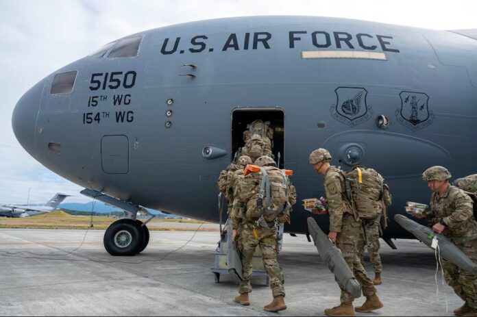 Fallschirmjäger der 11th Airborne Division aus Alaska besteigen eine C-17 für den Flug nach Australien zur Übung Talisman Sabre 2025.