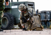 Soldat kniet neben einem Nokia Banshee Tactical Radio. Quelle: Nokia