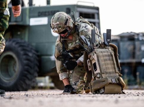 Einsatzbereites 5G-Netz für die deutsche Bundeswehr 8 Soldat kniet neben einem Nokia Banshee Tactical Radio. Quelle: Nokia