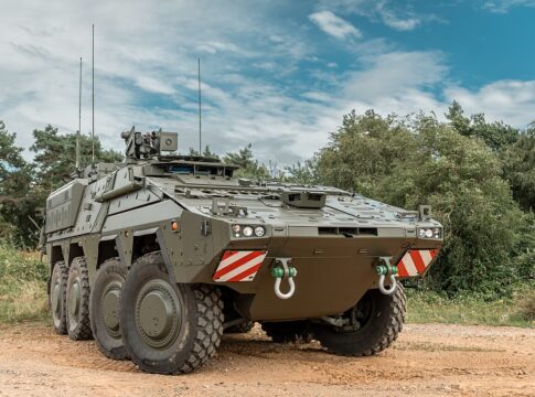 Der erste in Großbritannien gebaute Boxer bei früheren Tests auf dem Millbrook Proving Ground.