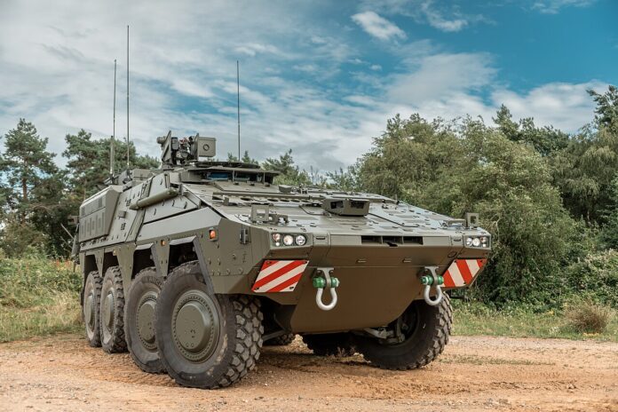 Der erste in Großbritannien gebaute Boxer bei früheren Tests auf dem Millbrook Proving Ground.