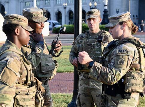 Angehörige der Nationalgarde des District of Columbia als Teil der "DC Safe and Beautiful Task Force" in Washington.