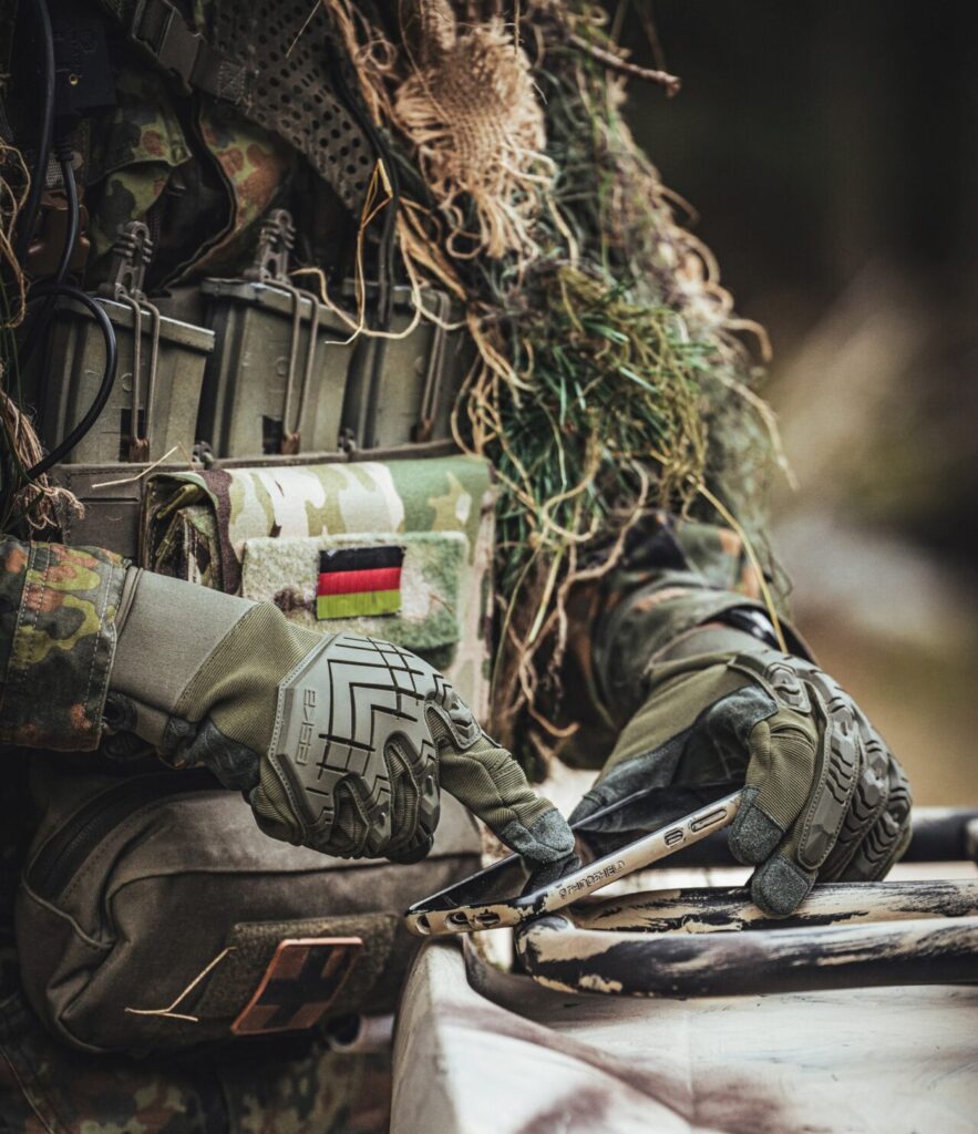 „VADER“ von ESKA®: Präzision und Schutz im Einsatz 2 Der Einsatzhandschuh VADER von ESKA.