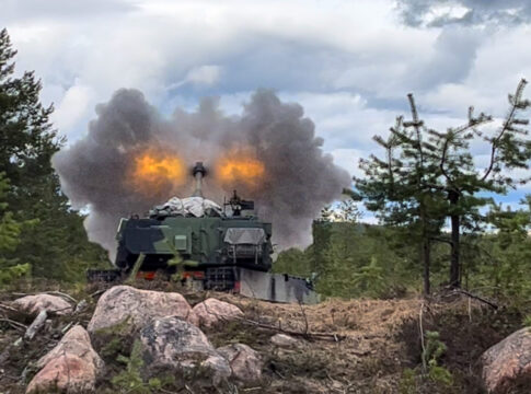Die Artillerie Finnlands gilt als die stärkste in Westeuropa. Hier schüttelt eine Panzerhaubitze des südkoreanischen Typs K9 Thunder während einer Übung die Landschaft durch. (Foto: U.S. Army/Nina J. Ramon)
