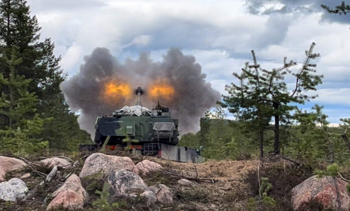 Die Artillerie Finnlands gilt als die stärkste in Westeuropa. Hier schüttelt eine Panzerhaubitze des südkoreanischen Typs K9 Thunder während einer Übung die Landschaft durch. (Foto: U.S. Army/Nina J. Ramon)