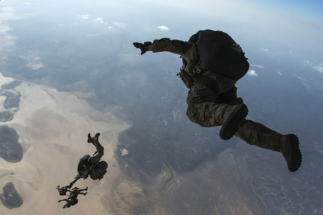 Fallschirmjäger und Marines springen aus einer HC-130 über Dschibuti. (Bildquelle: Getty Images)
