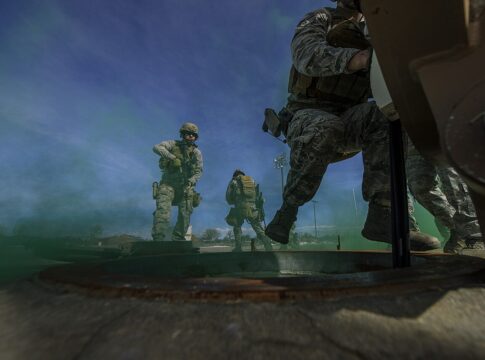 Mitglieder der 90th Security Forces Group (damals noch ohne P320) üben die Rückeroberung einer Starteinrichtung für Interkontinentalraketen.