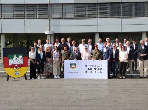 Vertreterinnen und Vertreter der IHK NRW zu Besuch im Landeskommando bei der Informationsveranstaltung über den OPLAN Deutschland.