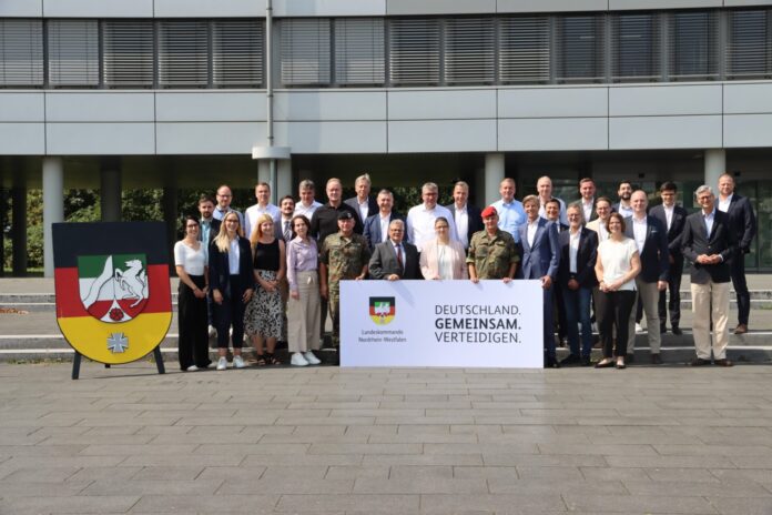 Vertreterinnen und Vertreter der IHK NRW zu Besuch im Landeskommando bei der Informationsveranstaltung über den OPLAN Deutschland.