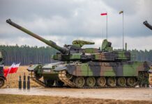 Ein polnischer K2 Black Panther im statischen Display.