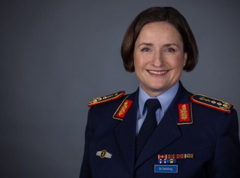 GenOStA Dr. Nicole Schilling ist neue Lauf-Botschafterin 13 Generaloberstabsarzt Dr. Nicole Schilling, Stellvertreterin des Generalinspekteurs, ist neue Botschafterin des Laufteams Bundeswehr und Reservisten e. V.