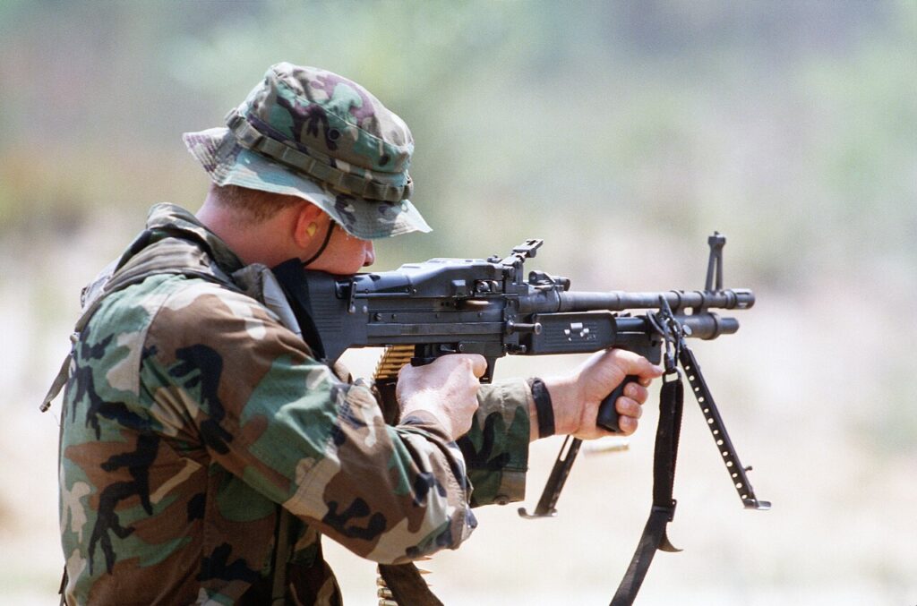 Weitere Maschinengewehre M60E6 für dänische Streitkräfte 5 Ein U.S. Navy SEAL feuert ein M60E3 ab.