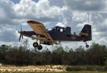 Bereit, Guerillas durch den Dschungel (oder Cary Grant durch Getreidefeder?) zu jagen: die Skyraider II für AFSOC beruht auf dem Agrarflugzeug Air Tractor AT-802.